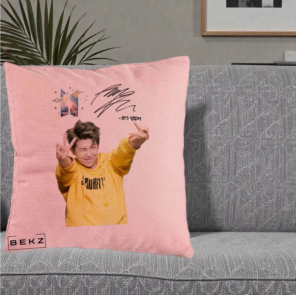 Perna Personalizata K-pop BTS RM Namjoon Hanorac Galben Autograf, 40x40 cm, Roz, Husa Detasabila, Perna Inclusa, BEKZ®