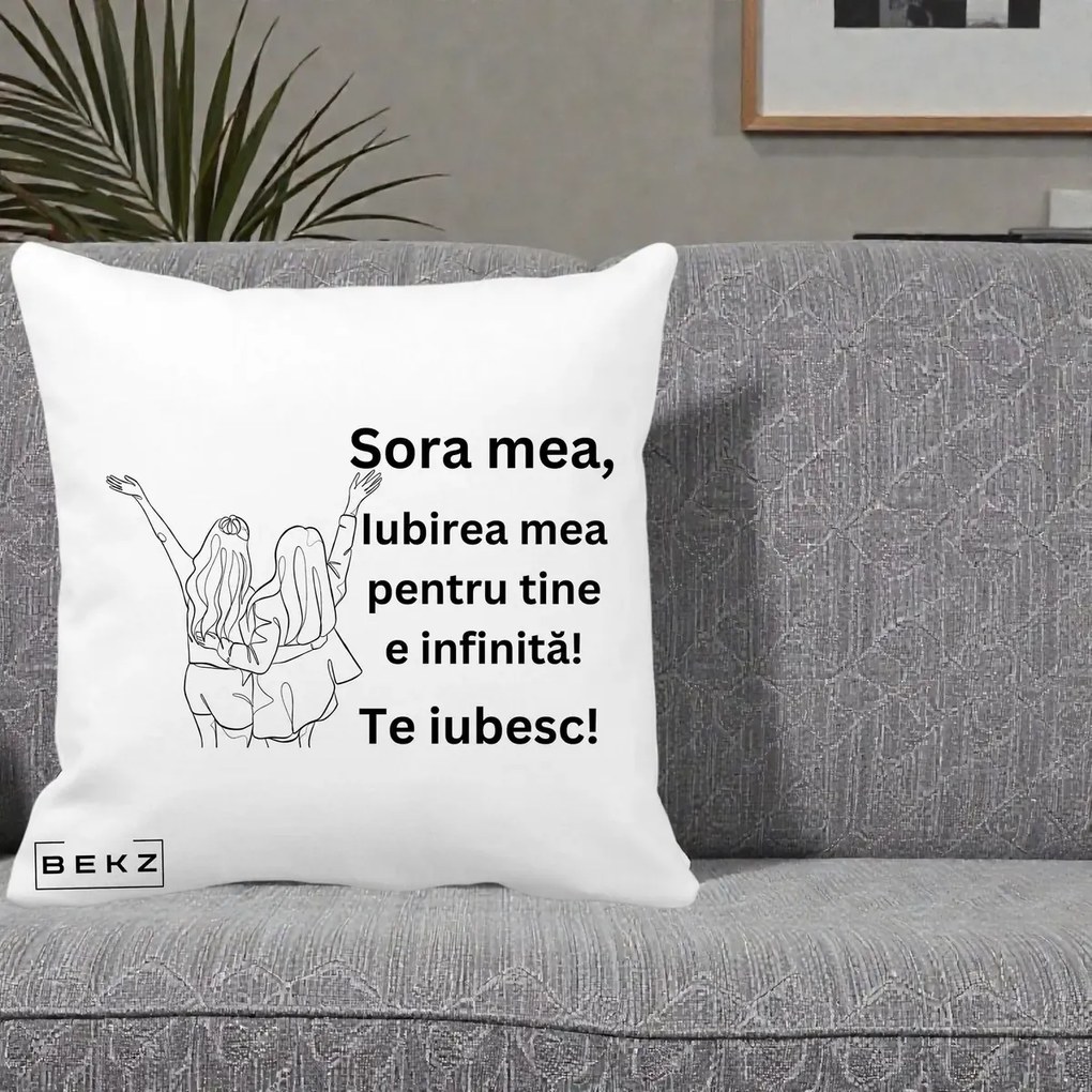 Cadou pentru Sora - Perna Personalizata Sora Mea Te Iubesc Line Art Doua Fete cu Brate Ridicate, 40x40 cm, Alba Mata, Husa Detasabila, Perna Inclusa, BEKZ®