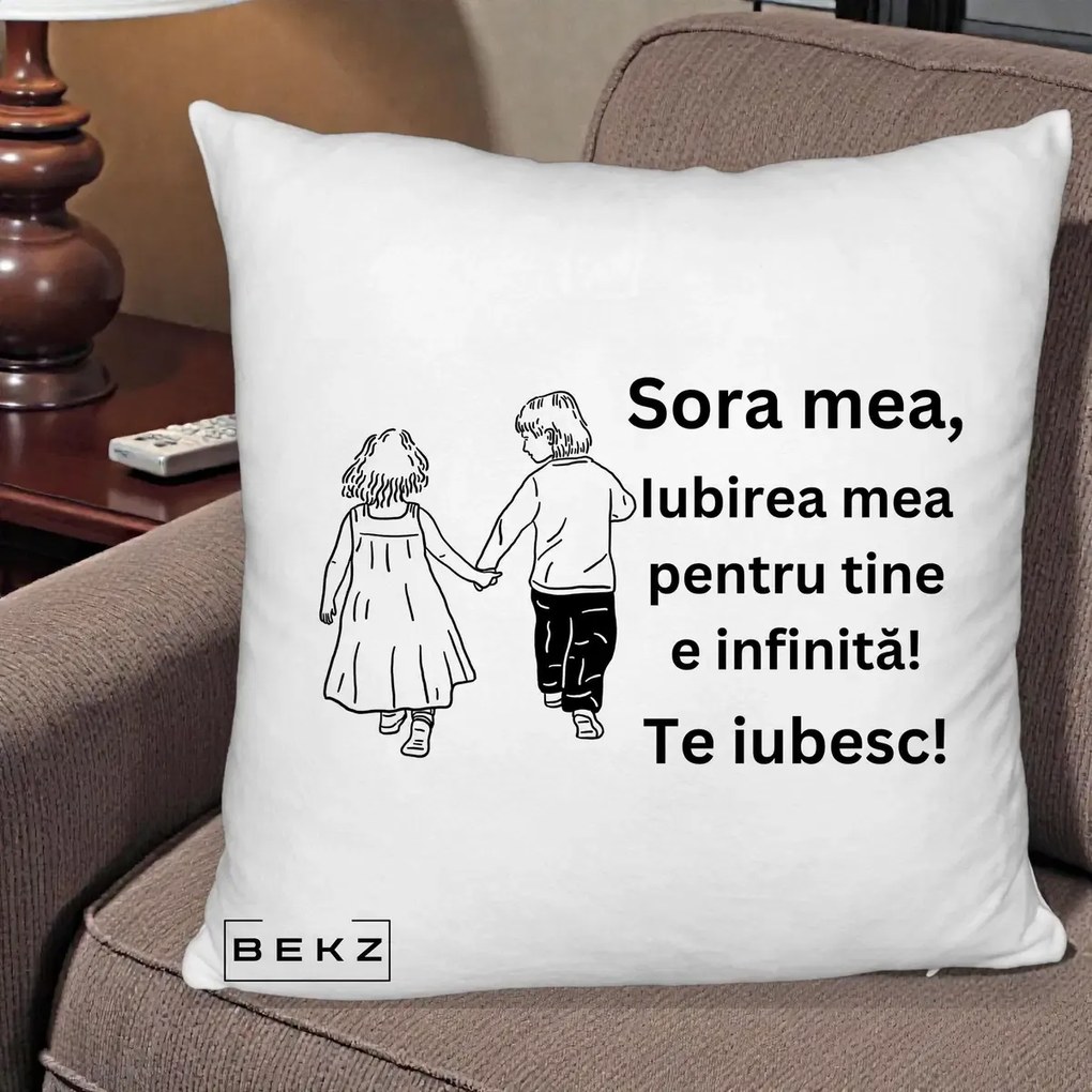 Cadou pentru Sora - Perna Personalizata Sora Mea Te Iubesc Copii Tinand Maini din Spate, 40x40 cm, Alb Pufos, Husa Detasabila, Perna Inclusa, BEKZ®