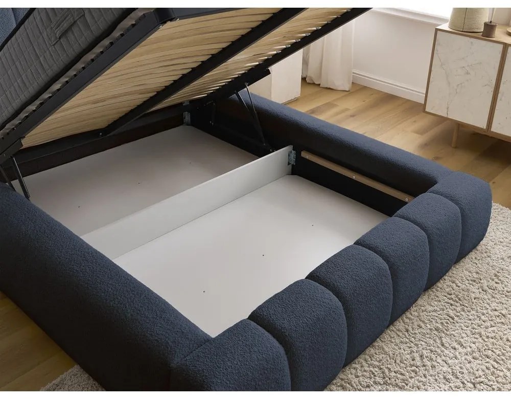Pat matrimonial albastru închis tapițat cu spațiu de depozitare cu somieră 180x200 cm Denali – Bobochic Paris