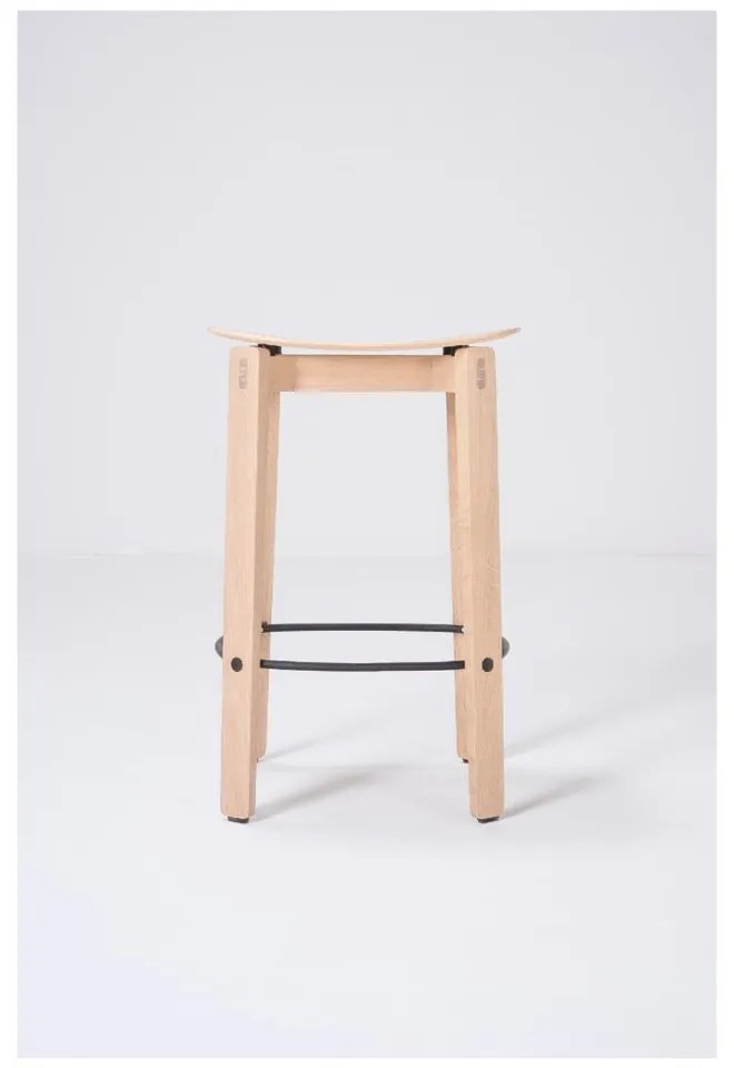 Scaun de bar în culoare naturală din lemn de stejar (înălțime șezut 65 cm) Nora – Gazzda