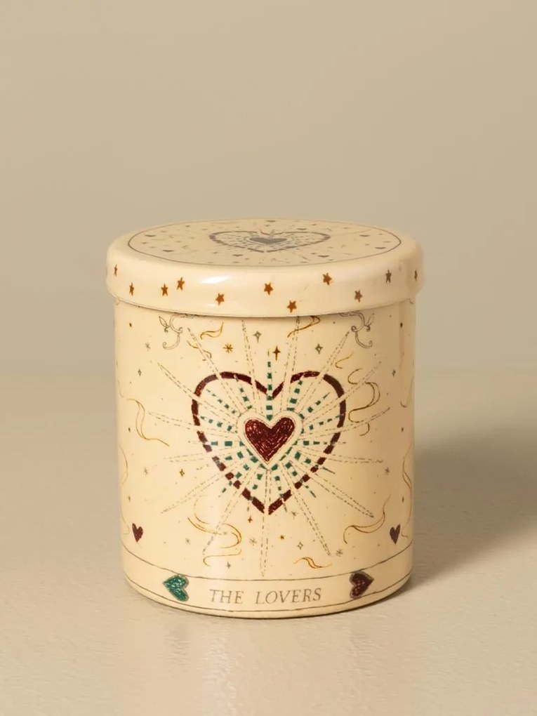Lumânare artizanală în cutie din metal natur cu capac, pictată manual cu inimă și stele, finisaj lucios, 10 x 9 x 9 cm, „Amoureux”