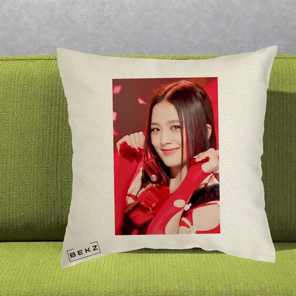 Perna Personalizata K-pop BLACKPINK Jisoo Rosu, 40x40 cm, Ecru, Husa Detasabila, Perna Inclusa, BEKZ®