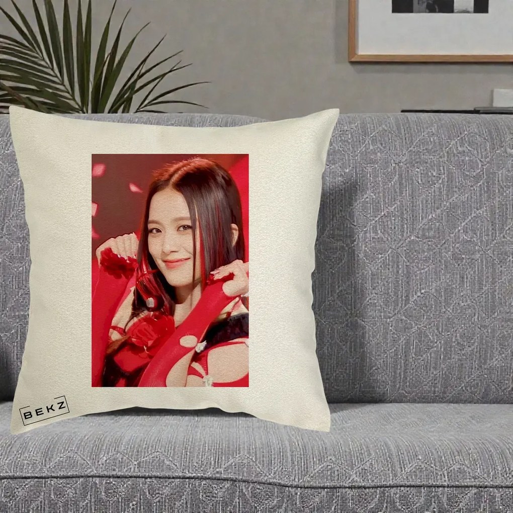Perna Personalizata K-pop BLACKPINK Jisoo Rosu, 40x40 cm, Ecru, Husa Detasabila, Perna Inclusa, BEKZ®