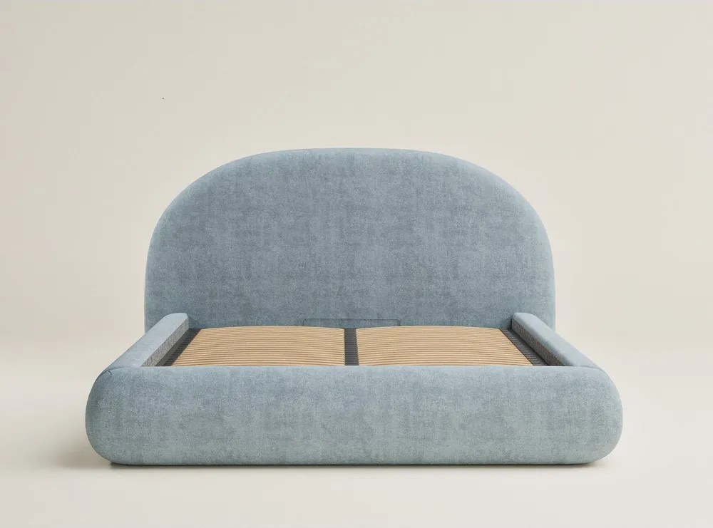 Pat matrimonial albastru deschis tapițat cu spațiu de depozitare cu somieră 140x200 cm Maumere – Maison de Rêve