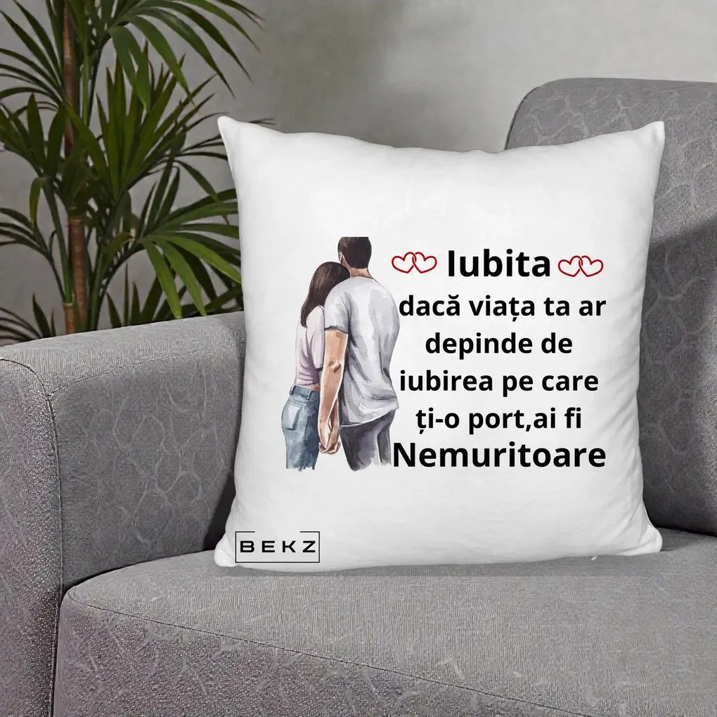 Cadou pentru Iubita - Perna Personalizata Iubita Nemuritoare cu Cuplu Acuarela Roz si Inimi, 40x40 cm, Alb Pufos, Husa Detasabila, Perna Inclusa, BEKZ®