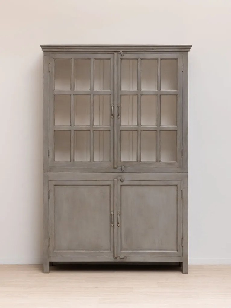 Vitrină clasică din lemn masiv de mango cu 4 uși vitrate și rafturi, finisaj gri antichizat, 135×42×204 cm, „Cheverny"