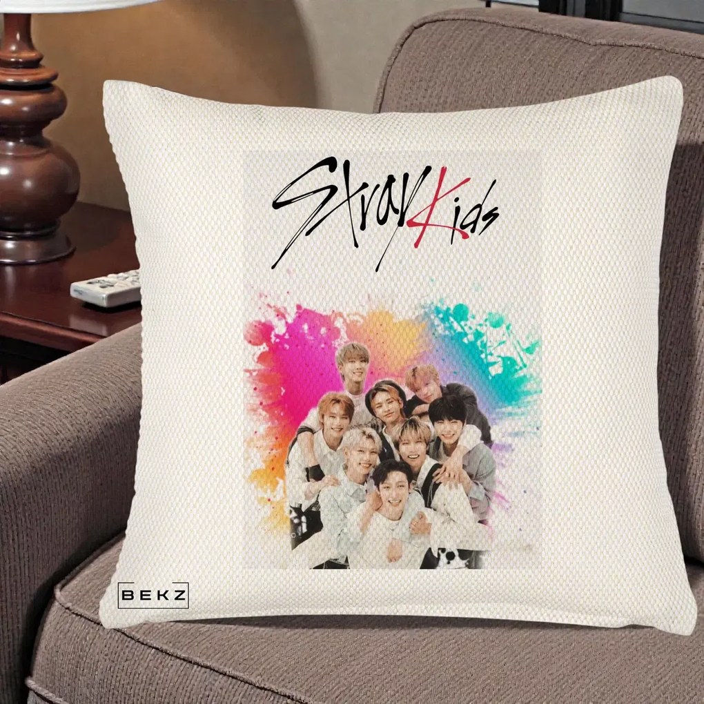 Perna Personalizata K-pop Stray Kids cu Splash Multicolor, 40x40 cm, Crem Reliefat, Husa Detasabila, Perna Inclusa, BEKZ®