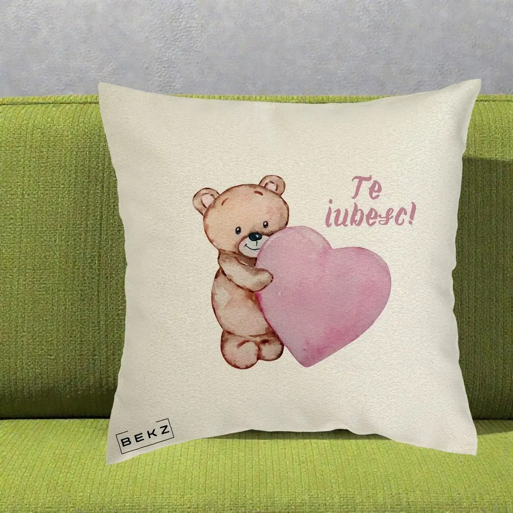 Cadou Romantic - Perna Personalizata Te Iubesc Ursulet cu Inima Roz Acuarela, 40x40 cm, Ecru, Husa Detasabila, Perna Inclusa, BEKZ®