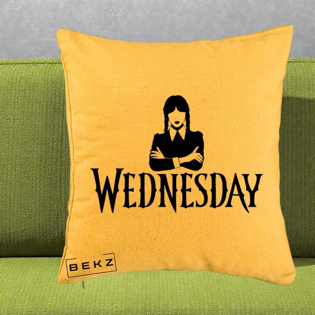Perna Personalizata Wednesday Addams cu Brate Incrucisate, 40x40 cm, Galben, Husa Detasabila, Perna Inclusa, BEKZ®