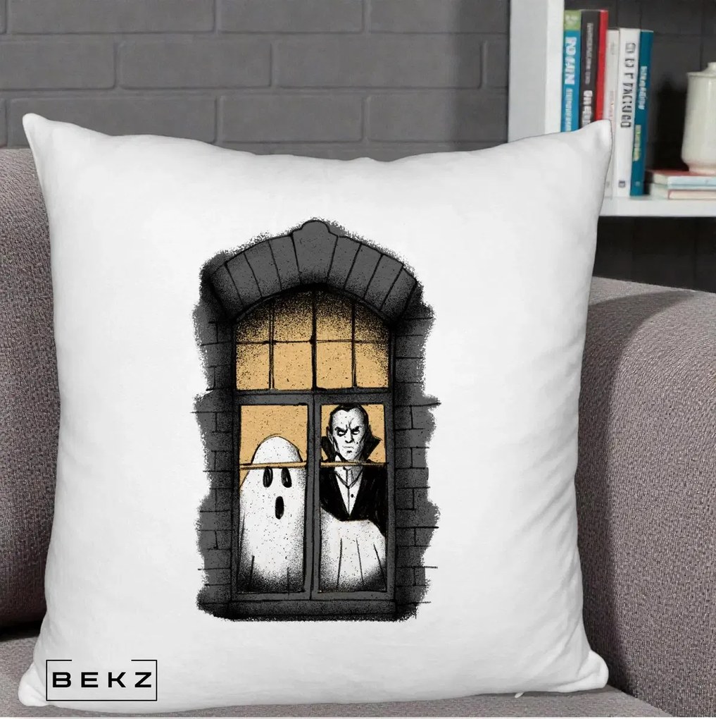 Perna Decorativa Halloween Fantoma si Dracula la Fereastra, 40x40 cm, Alb Pufos, Husa Detasabila, Perna Inclusa, BEKZ®