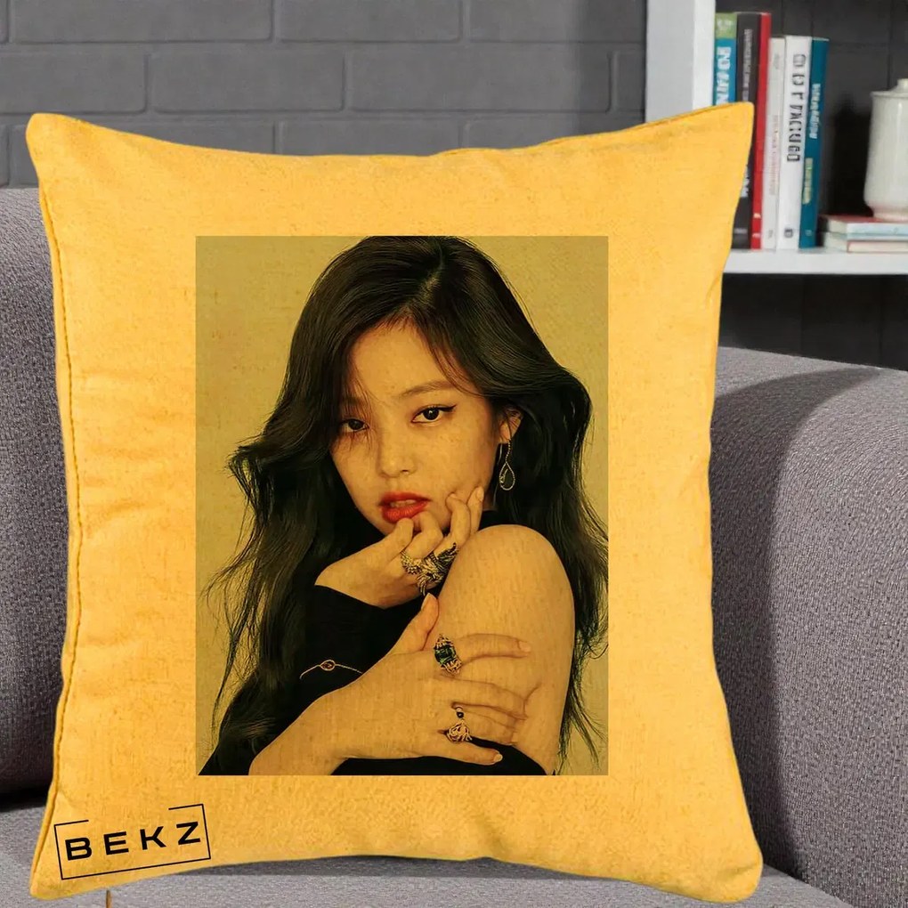 Perna Personalizata K-pop BLACKPINK Jennie Editorial Negru cu Inele, 40x40 cm, Galben, Husa Detasabila, Perna Inclusa, BEKZ®