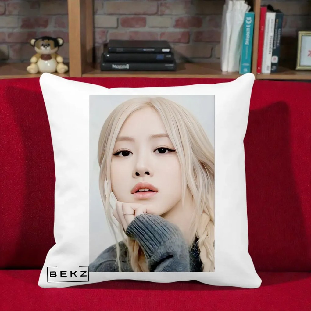 Perna Personalizata K-pop BLACKPINK Rose cu Jucarie de Plus, 40x40 cm, Alba Mata, Husa Detasabila, Perna Inclusa, BEKZ®