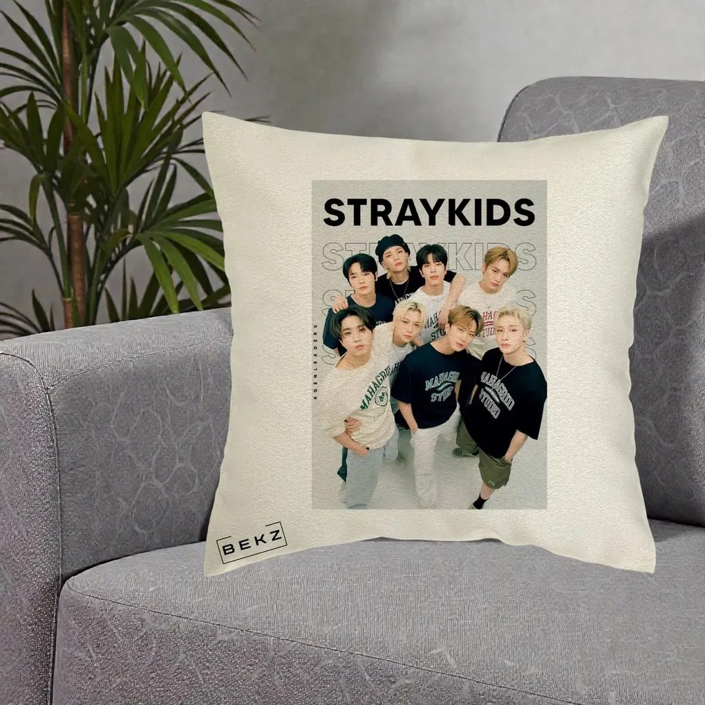 Perna Personalizata K-pop Stray Kids STRAYKIDS Alb-Negru cu Foto Grup, 40x40 cm, Ecru, Husa Detasabila, Perna Inclusa, BEKZ®
