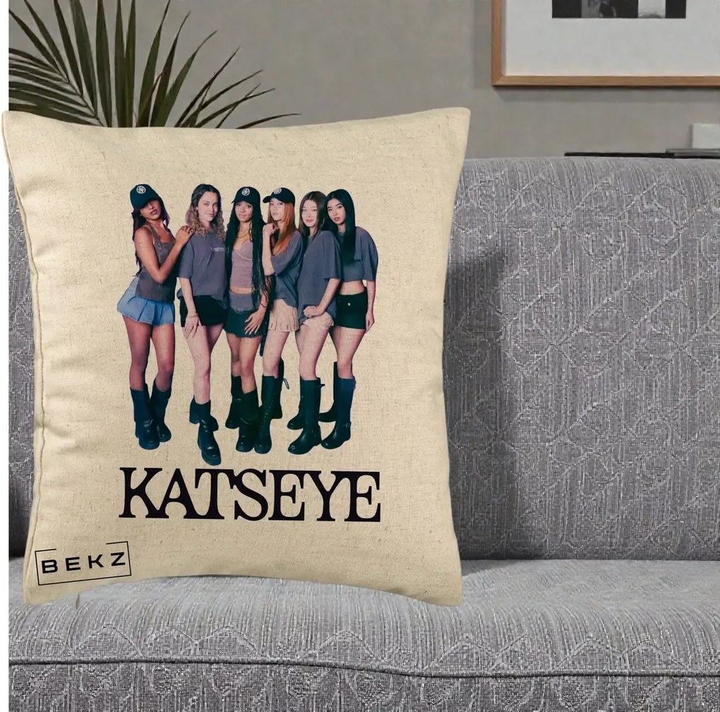 Perna Personalizata K-pop KATSEYE Grup Foto Tinute Gri, 40x40 cm, Bej, Husa Detasabila, Perna Inclusa, BEKZ®