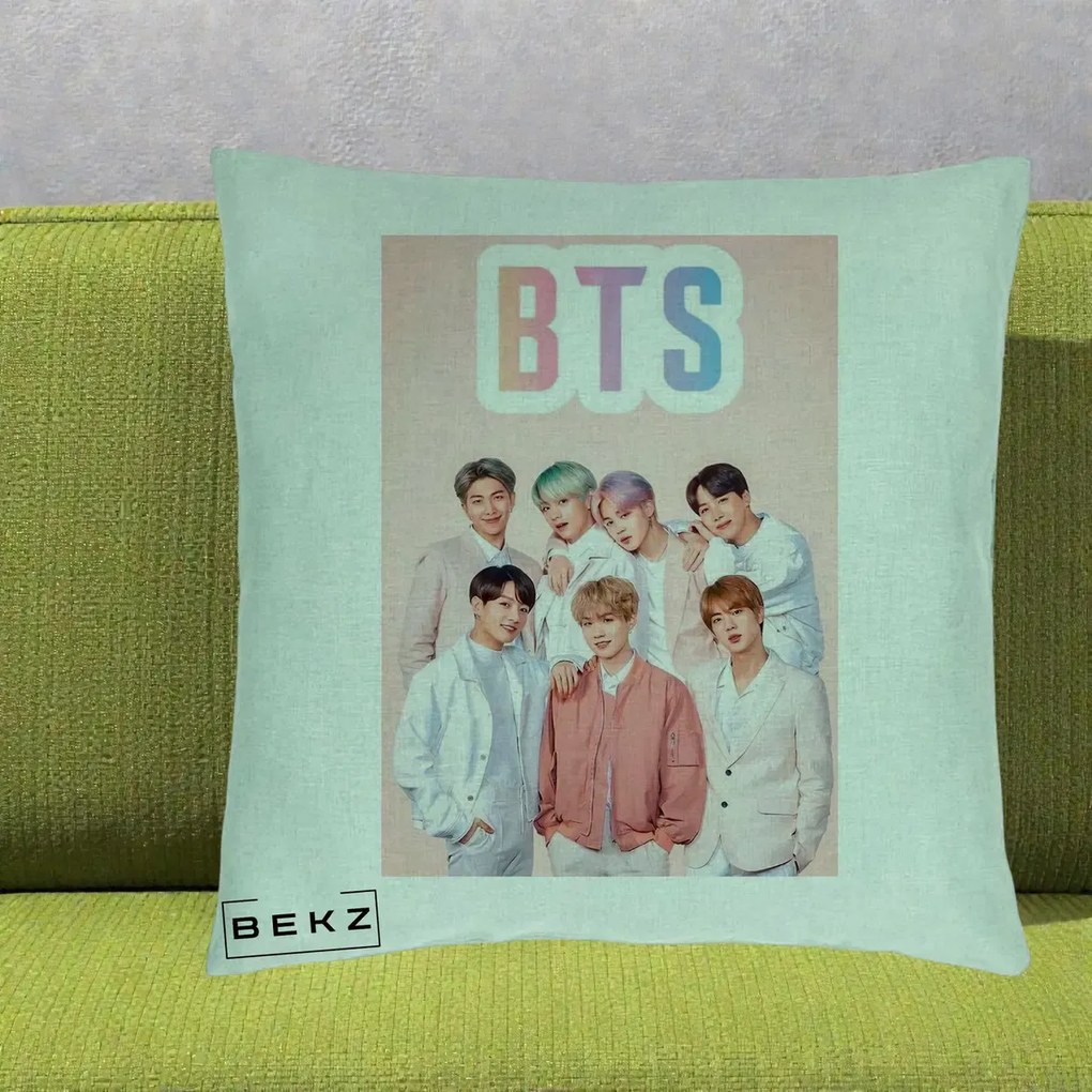Perna Personalizata K-pop BTS Foto Grup cu BTS si Fond Roz Pastel, 40x40 cm, Verde Menta, Husa Detasabila, Perna Inclusa, BEKZ®
