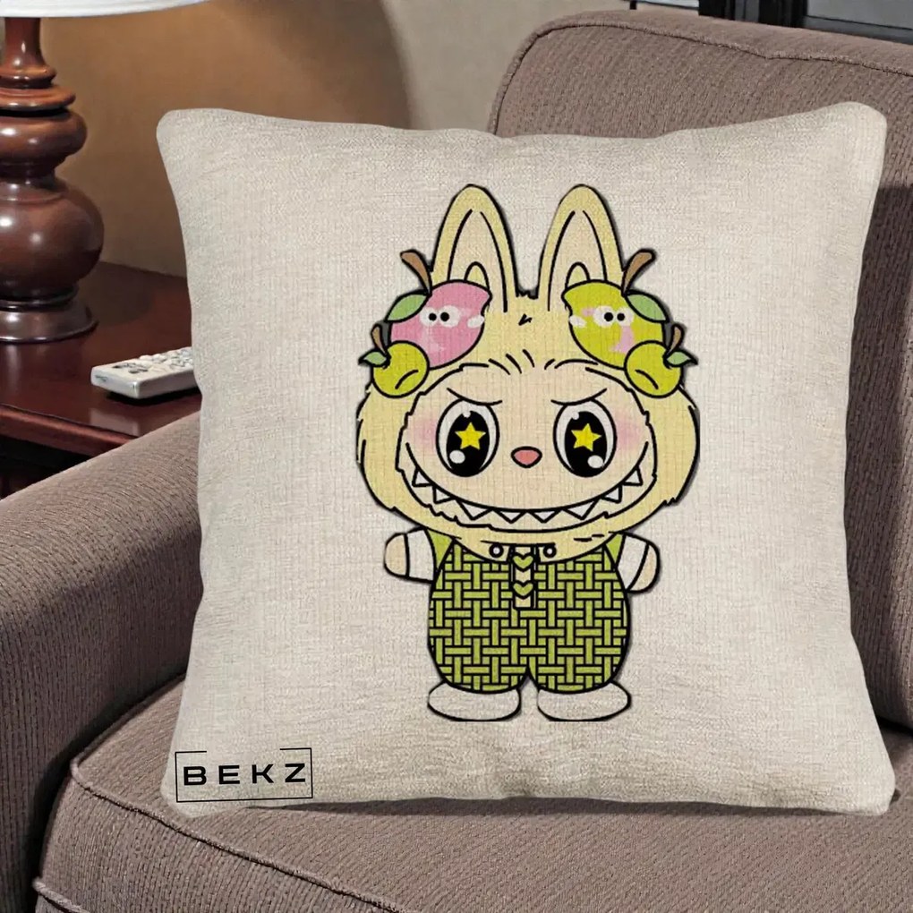 Perna Personalizata Labubu Galben cu Mere si Salopeta, 40x40 cm, Bej Canapea, Husa Detasabila, Perna Inclusa, BEKZ®