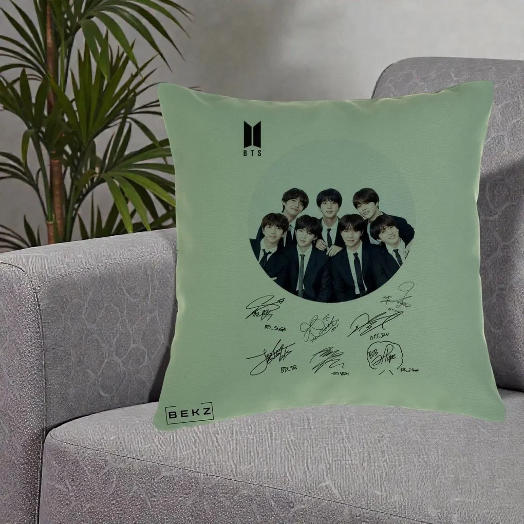 Perna Personalizata K-pop BTS Fotografie Grup Costum Negru si Autografe Cerc, 40x40 cm, Verde, Husa Detasabila, Perna Inclusa, BEKZ®