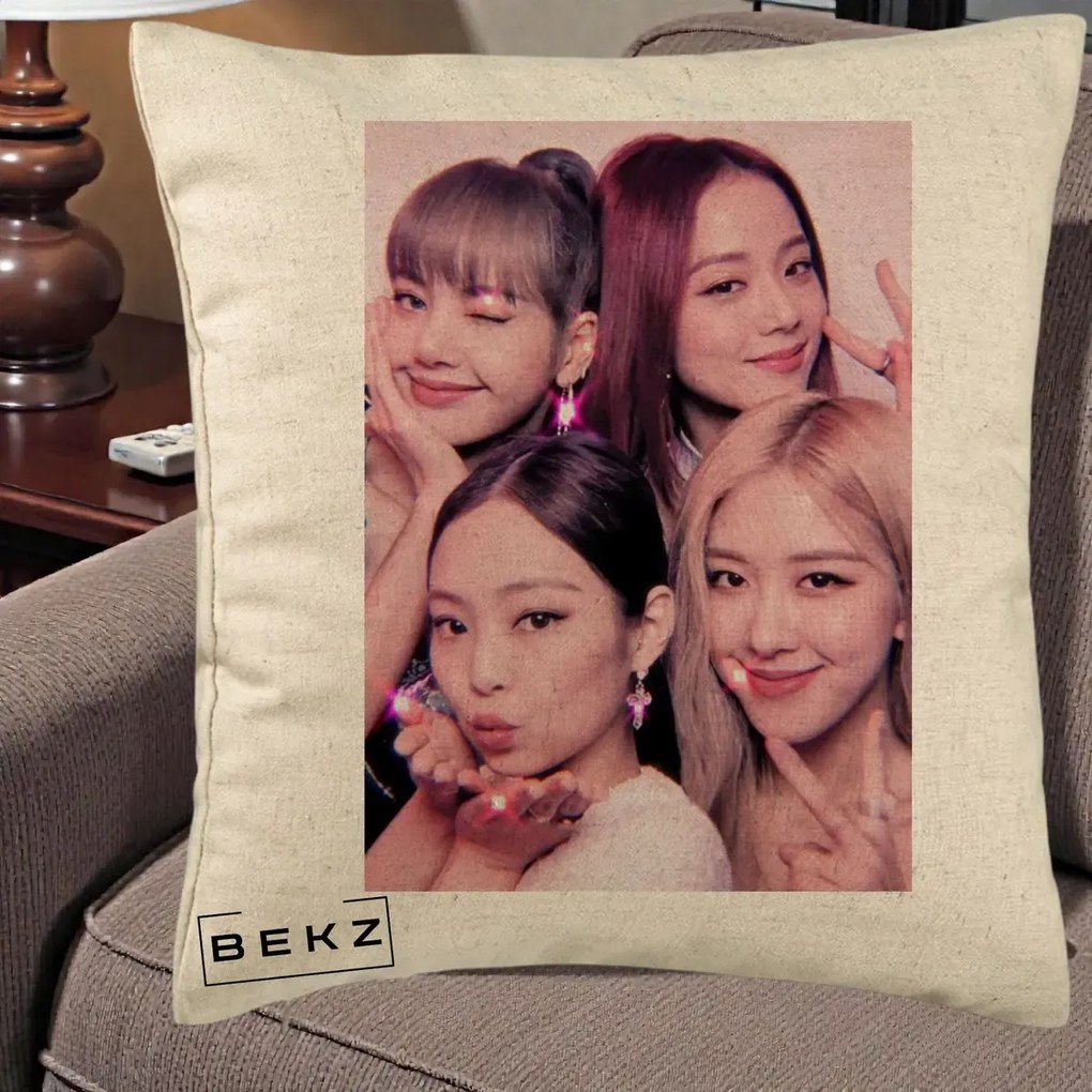Perna Personalizata K-pop BLACKPINK Foto Grup Selfie Roz cu Glitter, 40x40 cm, Bej, Husa Detasabila, Perna Inclusa, BEKZ®