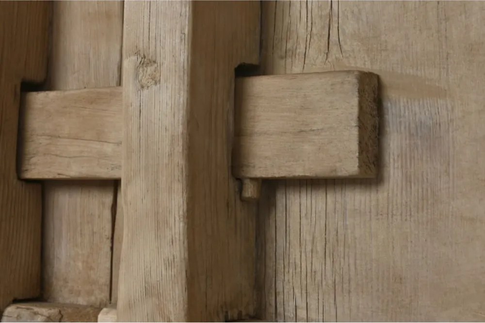 Bufet din lemn de ulm reciclat, natur, cu 4 uși și decor geometric în relief, aspect rustic, finisaj natural, 96 x 230 x 48 cm, „Ervino”