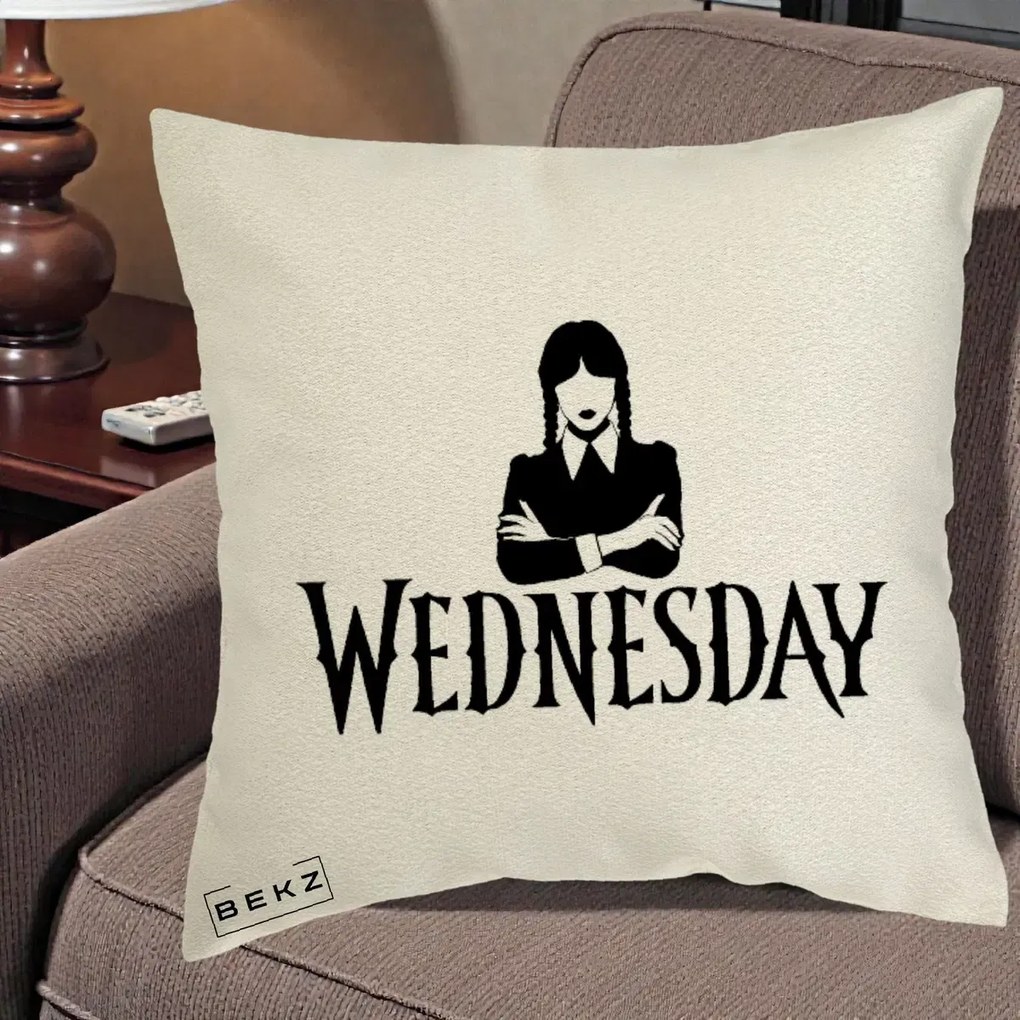 Perna Personalizata Wednesday Addams cu Brate Incrucisate, 40x40 cm, Ecru, Husa Detasabila, Perna Inclusa, BEKZ®
