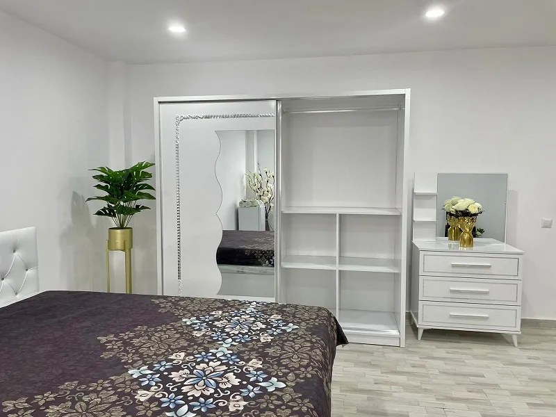 Dormitor Pirlanta, culoare alb, cu pat tapitat 160 x 200 cm, dulap cu oglinda 200 cm, comoda si 2 noptiere