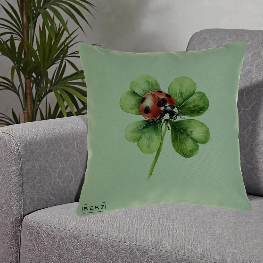 Perna Decorativa Buburuza Norocoasa pe Trifoi cu Patru Foi, 40x40 cm, Verde, Husa Detasabila, Perna Inclusa, BEKZ®