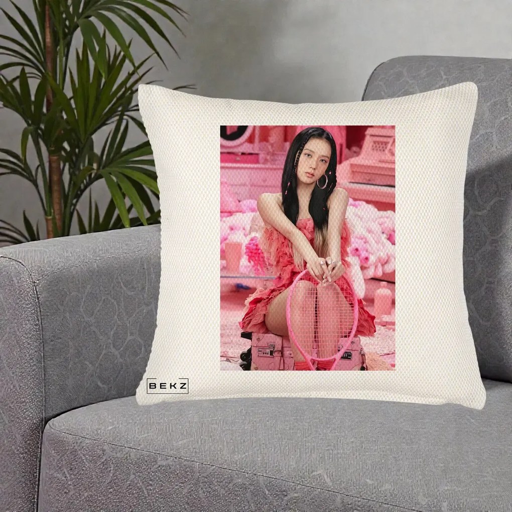 Perna Personalizata K-pop BLACKPINK Jisoo Pink Room, 40x40 cm, Crem Reliefat, Husa Detasabila, Perna Inclusa, BEKZ®
