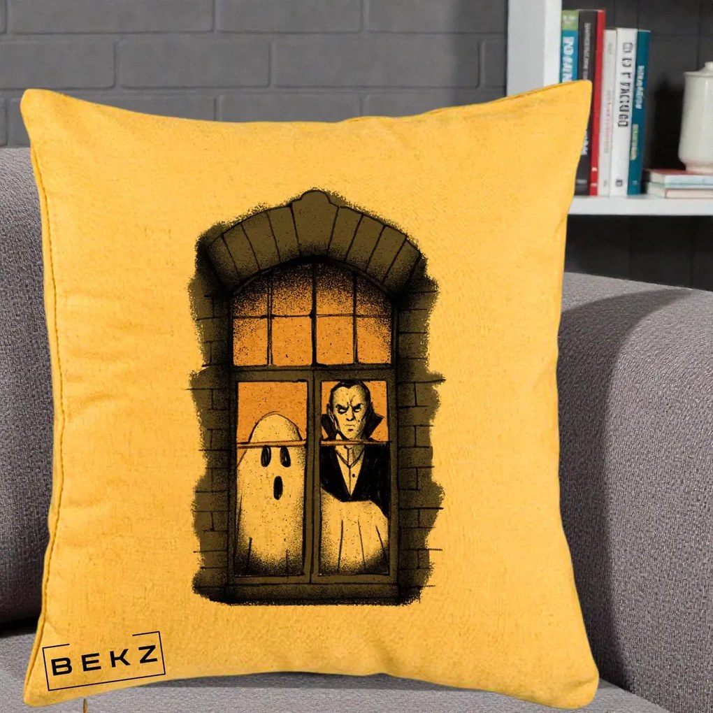 Perna Decorativa Halloween Fantoma si Dracula la Fereastra, 40x40 cm, Galben, Husa Detasabila, Perna Inclusa, BEKZ®