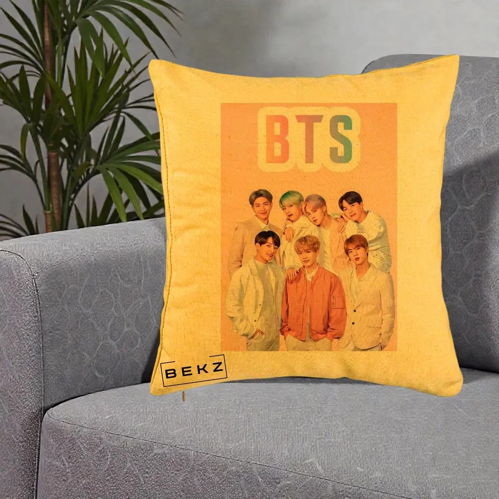 Perna Personalizata K-pop BTS Foto Grup cu BTS si Fond Roz Pastel, 40x40 cm, Galben, Husa Detasabila, Perna Inclusa, BEKZ®