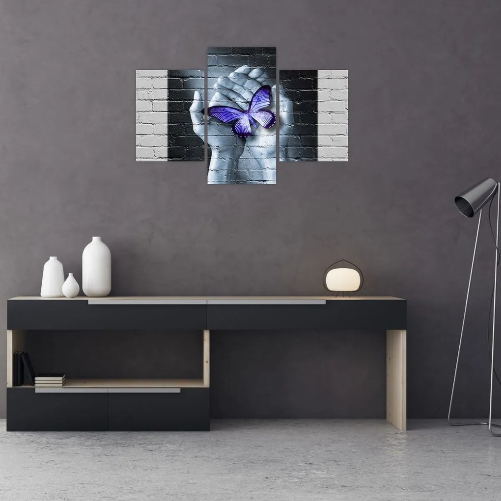 Tablou - Fluture violet pe perete (90x60 cm)