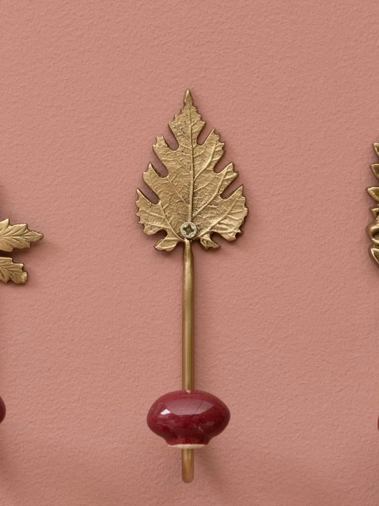 Set 3 cuiere de perete din metal și ceramică, auriu și bordo, frunze sculptate și sferă din ceramică, finisaj lucios, 15,5 x 4 cm, „Feuilles”