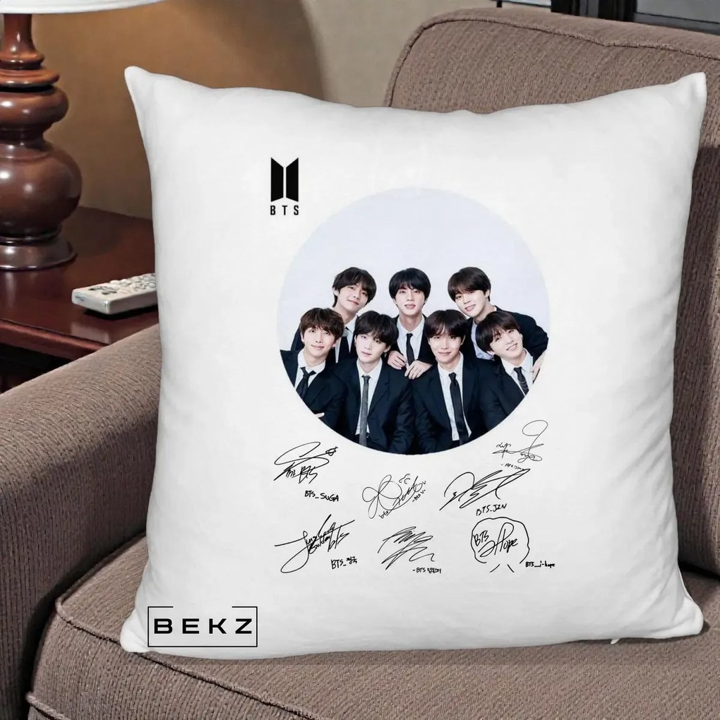 Perna Personalizata K-pop BTS Fotografie Grup Costum Negru si Autografe Cerc, 40x40 cm, Alb Pufos, Husa Detasabila, Perna Inclusa, BEKZ®