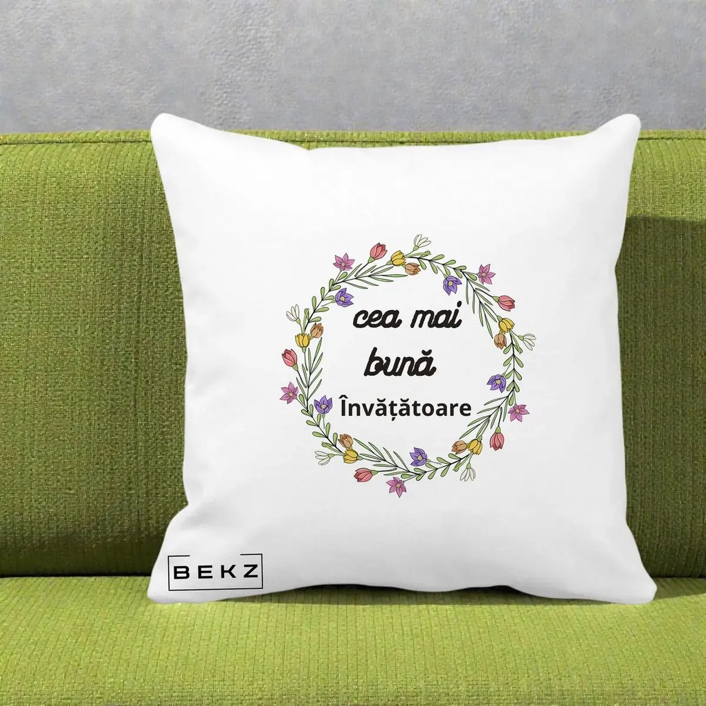 Cadou pentru Invatatoare - Perna Personalizata Cea mai Buna Invatatore cu Coronita Florala Colorata, 40x40 cm, Alba Mata, Husa Detasabila, Perna Inclusa, BEKZ®