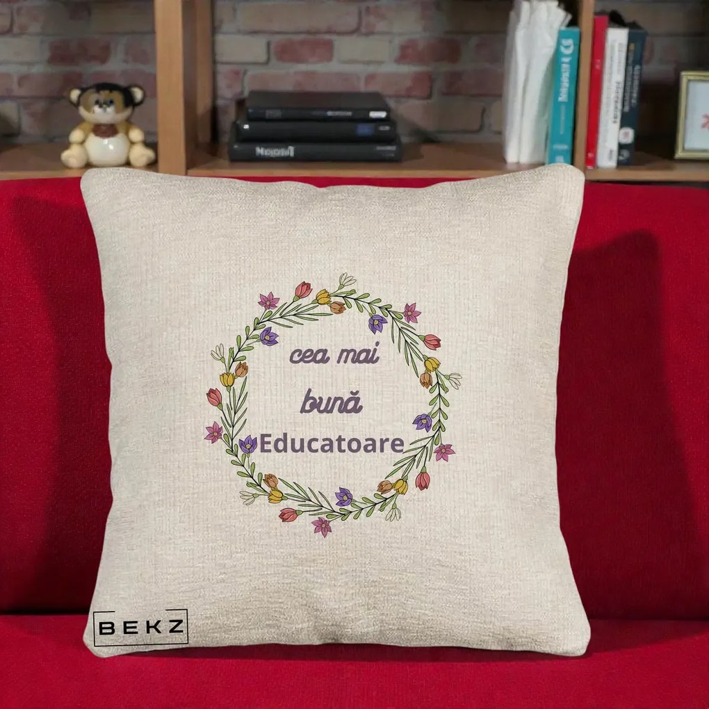 Cadou pentru Educatoare - Perna Personalizata Cea mai Buna Educatoare cu Coronita Florala Colorata, 40x40 cm, Bej Canapea, Husa Detasabila, Perna Inclusa, BEKZ®
