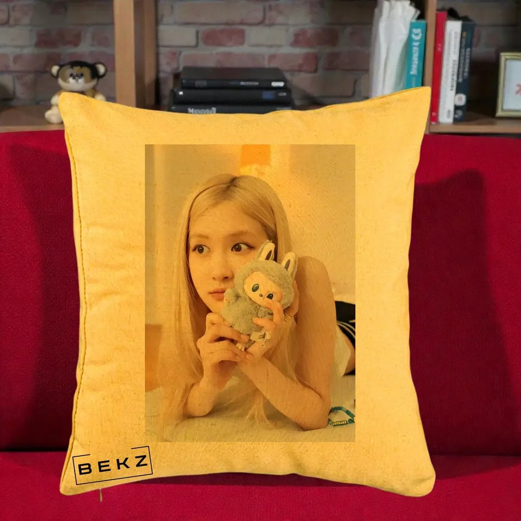 Perna Personalizata K-pop BLACKPINK Rose cu Papusa Iepure, 40x40 cm, Galben, Husa Detasabila, Perna Inclusa, BEKZ®