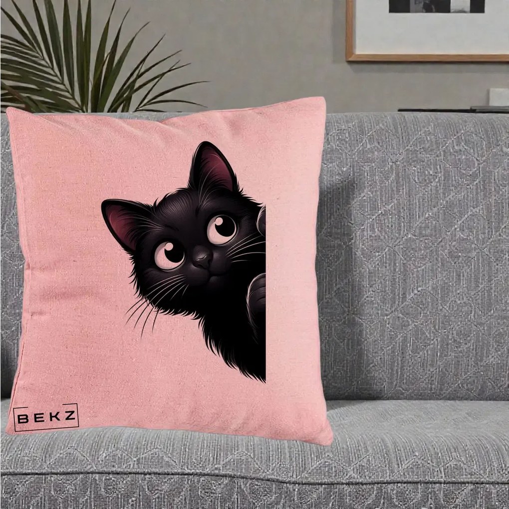 Perna Decorativa Pisica Neagra Dragalasa Curioasa, 40x40 cm, Roz, Husa Detasabila, Perna Inclusa, BEKZ®