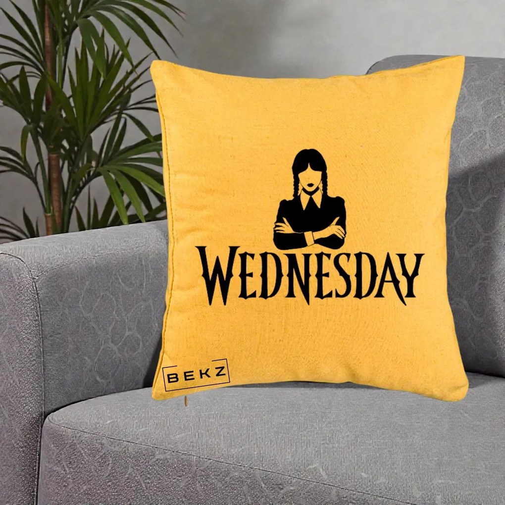 Perna Personalizata Wednesday Addams cu Brate Incrucisate, 40x40 cm, Galben, Husa Detasabila, Perna Inclusa, BEKZ®