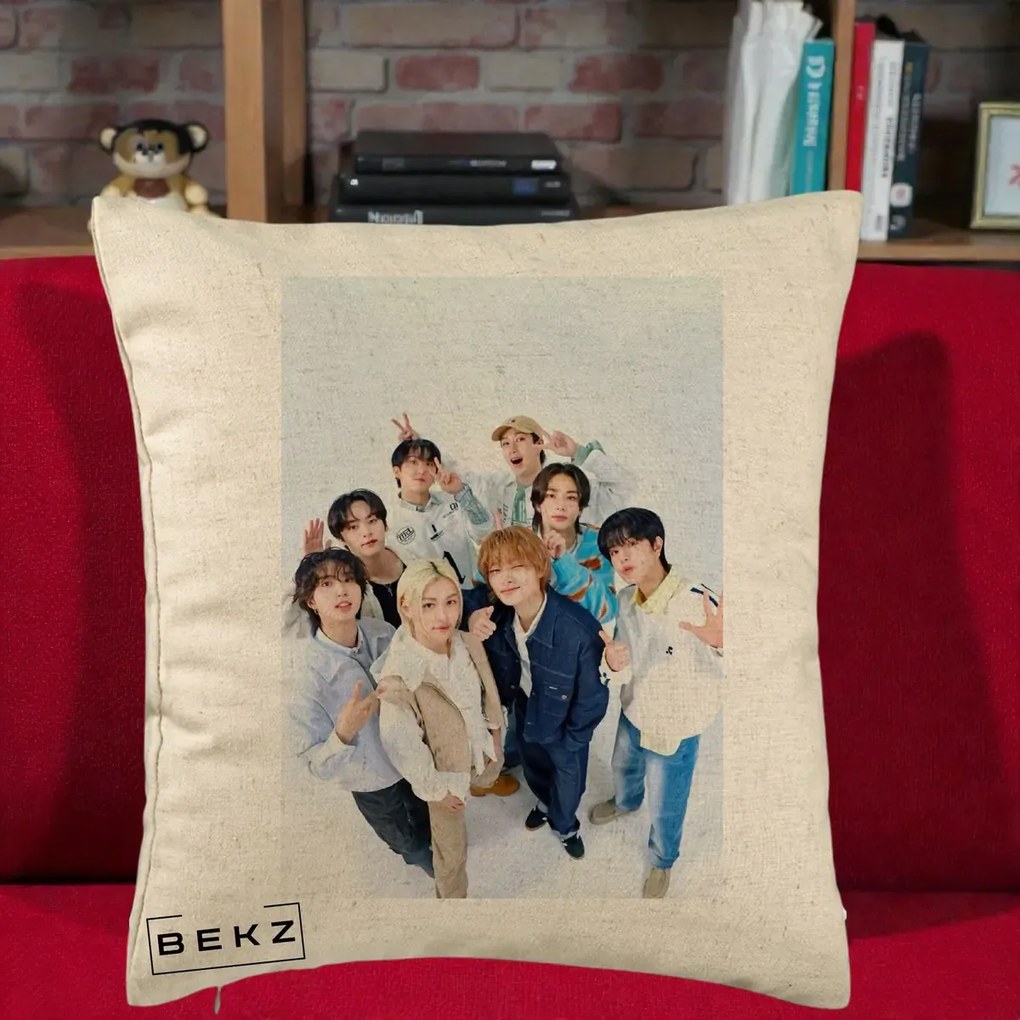 Perna Personalizata K-pop Stray Kids Foto Grup Alb cu 8 Membrii de Sus, 40x40 cm, Bej, Husa Detasabila, Perna Inclusa, BEKZ®