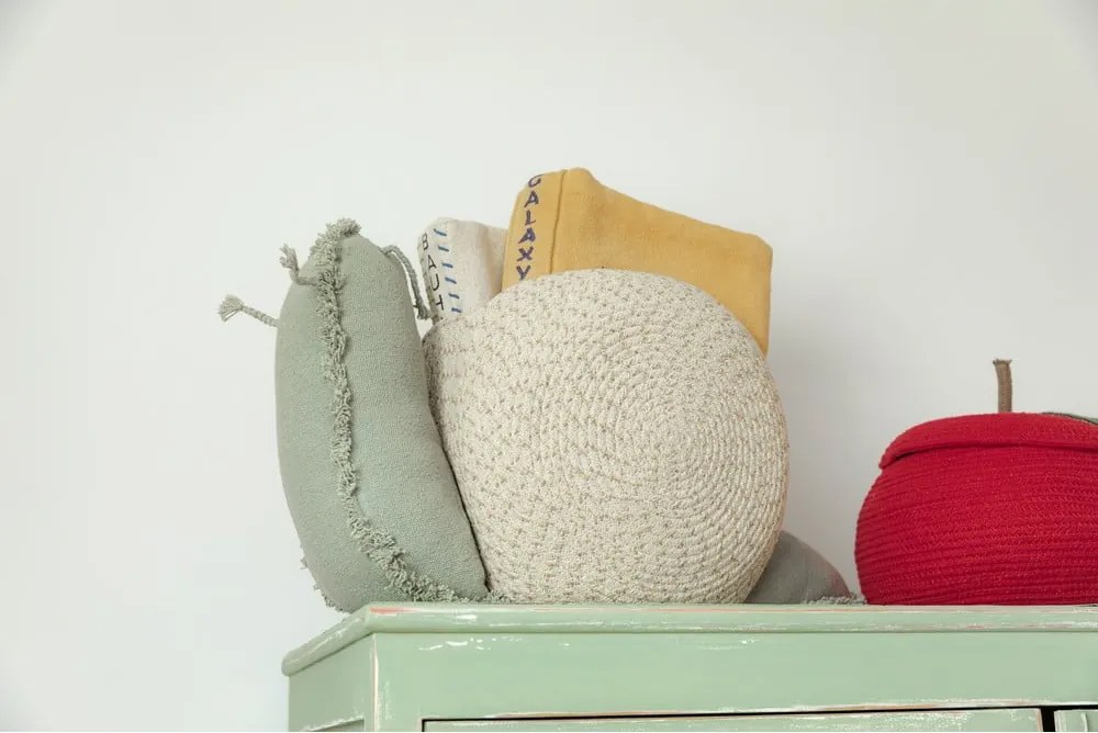 Coș de jucării pentru copii crem-verde salvie din material textil 60x24x30 cm Big Snail – Lorena Canals