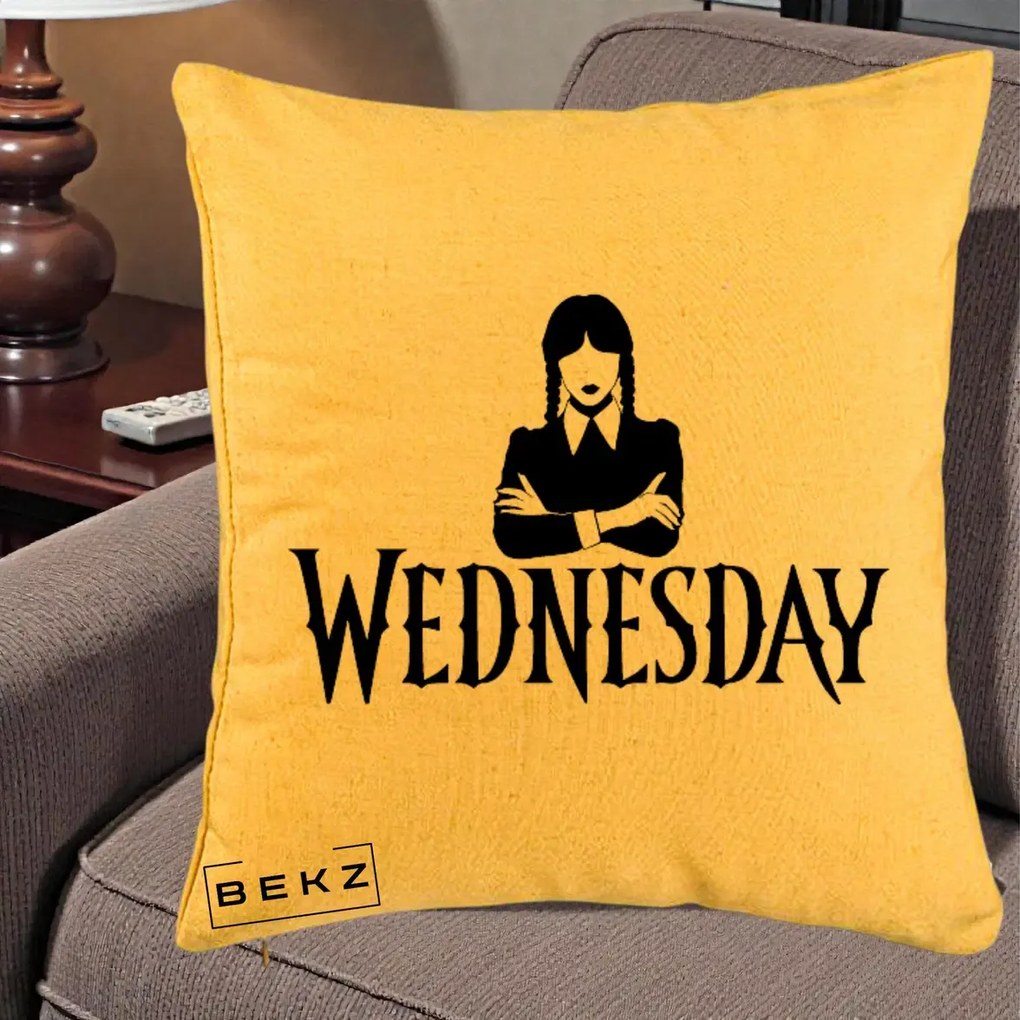 Perna Personalizata Wednesday Addams cu Brate Incrucisate, 40x40 cm, Galben, Husa Detasabila, Perna Inclusa, BEKZ®