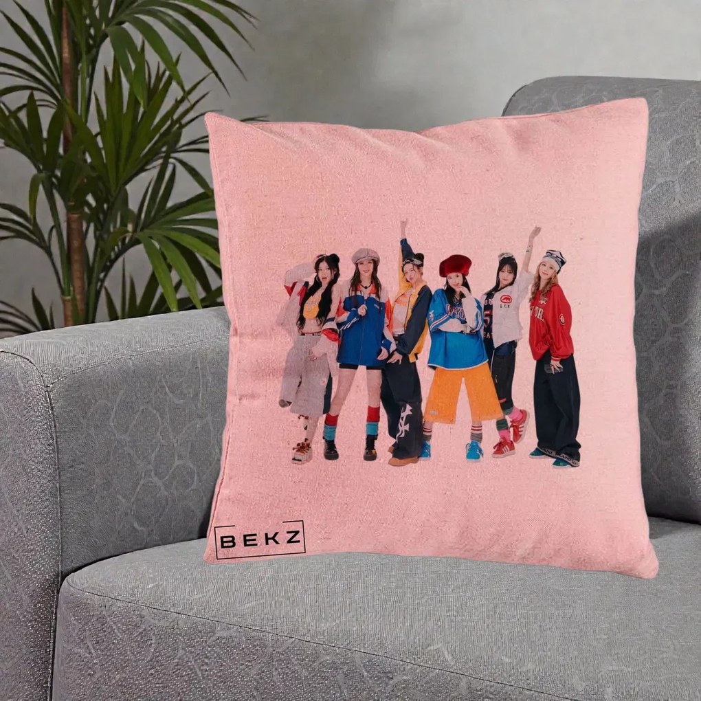 Perna Personalizata Grup K-pop Fete in Picioare Foto, 40x40 cm, Roz, Husa Detasabila, Perna Inclusa, BEKZ®