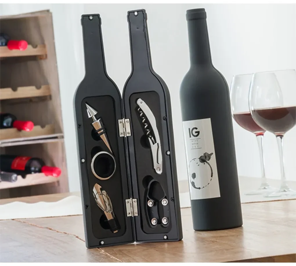 Set de accesorii pentru vin in cutie sub forma de vin