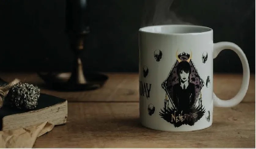 Wednesday Nevermore cana de porțelan de 325 ml (11 oz) în cutie cadou