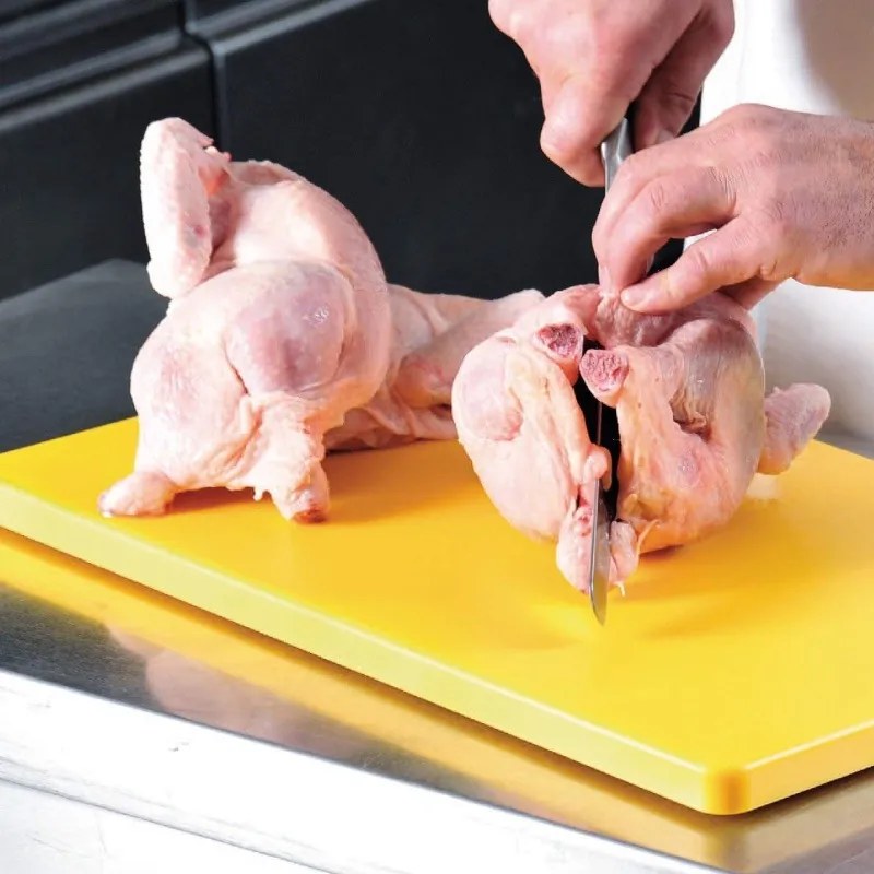 Tocator profesional pentru carne de pasare Kesper 30150, standard HACCP, Gastronorm 1/1, rezistent pana la 95 °C, picioruse antiderapante, suprafata care protejeaza lamele, galben