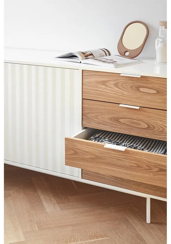 Comodă albă/în culoare naturală joasă cu aspect de lemn de stejar 159x80 cm Sierra – Teulat