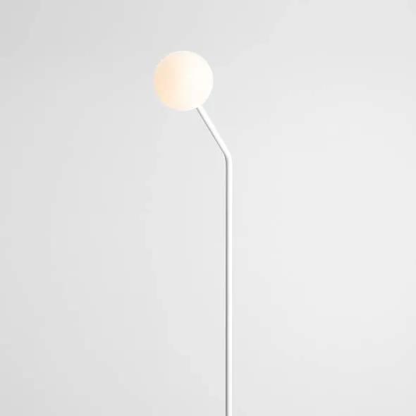 Lampadar modern alb liniar cu un glob de sticla Pure