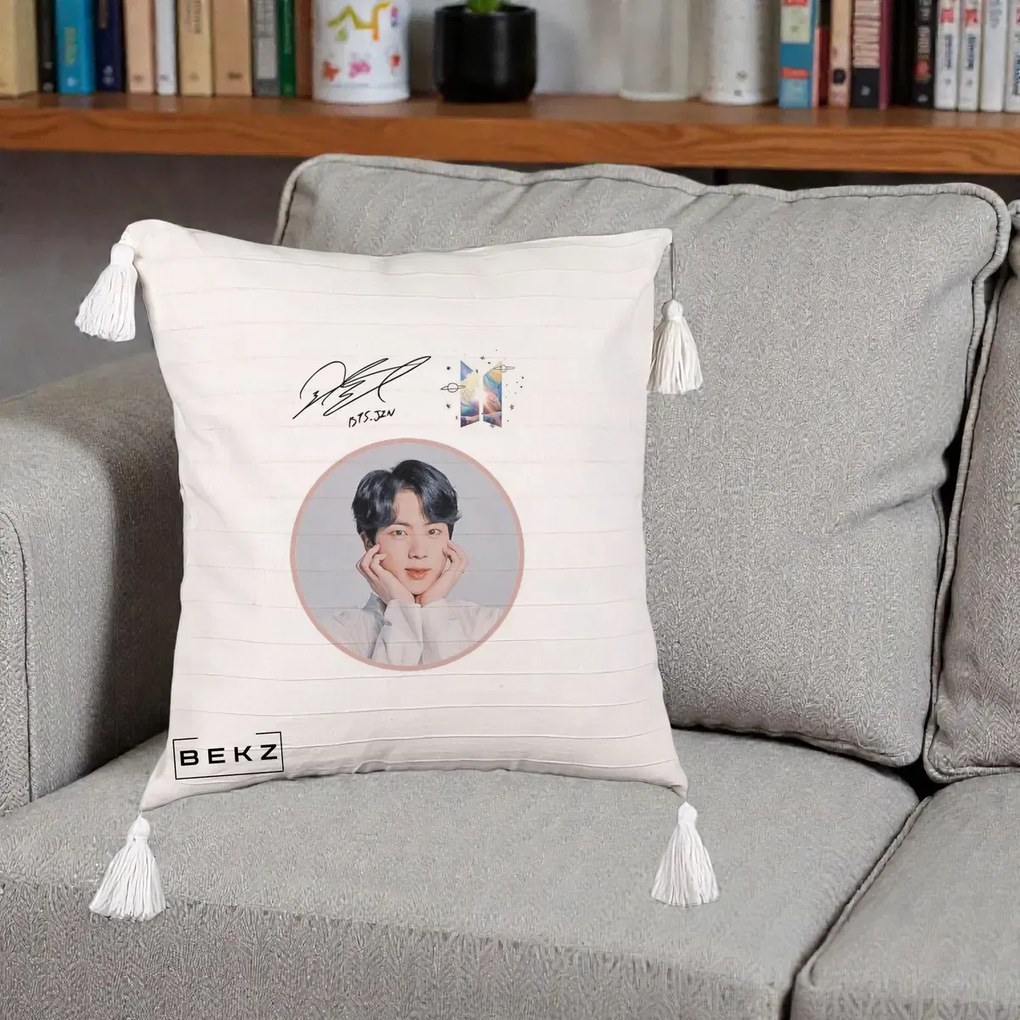 Perna Personalizata K-pop BTS Jin Portret cu Autograf, 40x40 cm, Bej cu Franjuri, Husa Detasabila, Perna Inclusa, BEKZ®