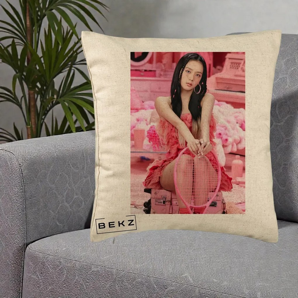 Perna Personalizata K-pop BLACKPINK Jisoo Pink Room, 40x40 cm, Bej, Husa Detasabila, Perna Inclusa, BEKZ®