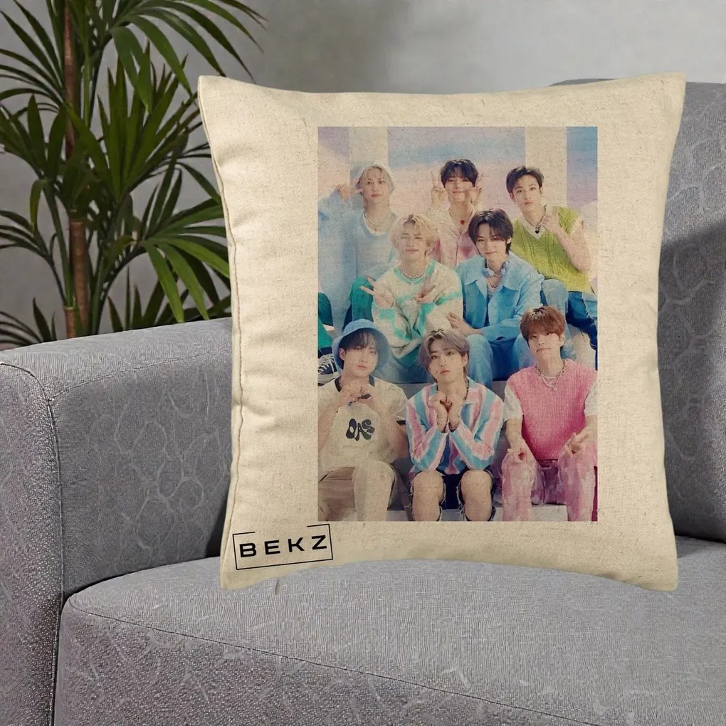 Perna Personalizata K-Pop Grup Foto Pasteluri cu 8 Artisti, 40x40 cm, Bej, Husa Detasabila, Perna Inclusa, BEKZ®